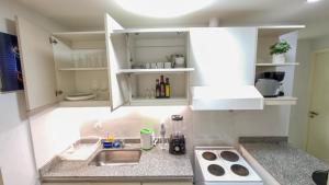 a small kitchen with white cabinets and a sink at Exclusivo Dpto, Zona Residencial in Godoy Cruz