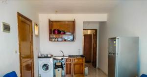 uma cozinha com um frigorífico e uma máquina de lavar roupa em Sea Park Chalet-Stella Di Mare Sea view -Families em Az Za‘faranah