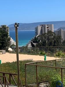 a street light in front of a beach with buildings at vacaciones con laguna in Algarrobo