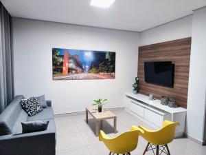 聖保羅的住宿－Vila Madalena, casa 4 quartos conforto e segurança，带沙发和电视的客厅