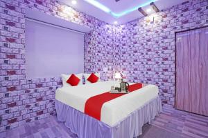 um quarto com uma cama e uma parede de tijolos em Flagship Lemon Tree Inn em Rāipur