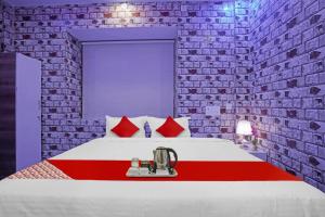 um quarto com uma cama com uma parede de tijolos em Flagship Lemon Tree Inn em Rāipur
