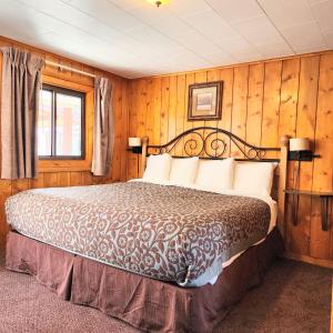 Katil atau katil-katil dalam bilik di Canyon Motel near Rocky Mountain National Park