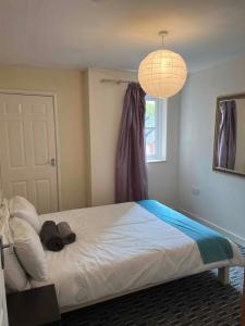 - une chambre avec un grand lit blanc et une fenêtre dans l'établissement Centralized Complete 3 BR Flat at Newcastle-Under-Lyme with a View-Free Parking, à Newcastle-under-Lyme