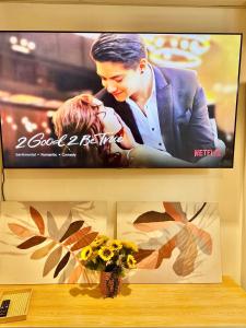 un televisor con una foto de una pareja besándose en 3 Smart Condominium in Cagayan de Oro City en Cagayán de Oro