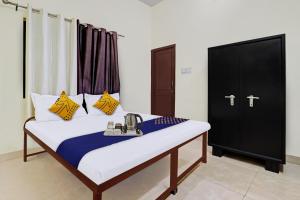 Letto o letti in una camera di OYO Hotel Ganga PG And Home Stay