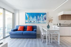 - un salon avec un canapé bleu et une table dans l'établissement Appartement 6 couchages dans résidence avec piscine, à Juan-les-Pins