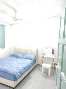 Ayer ItamにあるAAA Homestay Georgetown Penangのベッドルーム1室(ベッド1台、テーブル、椅子付)