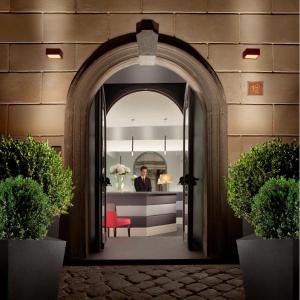 an archway leading into the lobby of a hotel at Hotel Mancino 12 in Rome