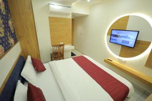 Postel nebo postele na pokoji v ubytování HOTEL RK FORTUNE