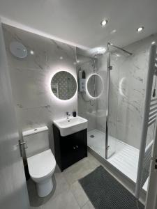 Un baño con ducha, inodoro y lavabo. en The Raven's Loft by Harry Potter, en Garston