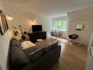 a living room with a couch and a table at The Raven's Loft by Harry Potter in Garston