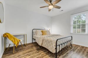 1 dormitorio con 1 cama y ventilador de techo en Quiet escape in Wilmington, en Wilmington