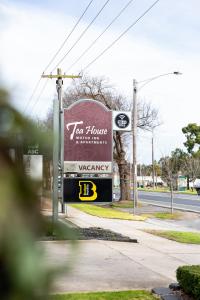 una señal para una tienda en una calle en Tea House Motor Inn, en Bendigo