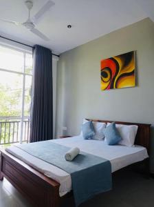 Postel nebo postele na pokoji v ubytování kandy hill villa