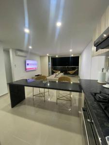 una cucina con piano di lavoro nero in una camera di Apartamento en exclusivo lugar de Neiva a Neiva