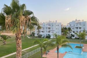 Bazén v ubytování Apartamento en Resort De Golf nebo v jeho okolí