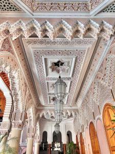 Pokój z sufitem pokrytym białymi koronkami w obiekcie Riad Azad & Spa w Marakeszu