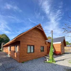 una cabaña de madera con techo de gambrel en Hostal Entre Los Lagos en Villarrica