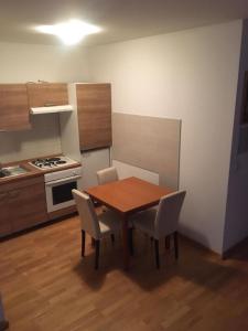 マカルスカにあるApartment Zdrave - free parkingの小さなキッチン(木製のテーブルと椅子付)