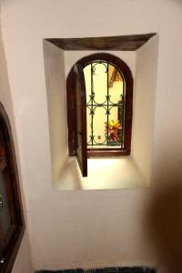 拉巴特的住宿－達爾阿依達酒店，一面墙上的镜子,一面有窗户