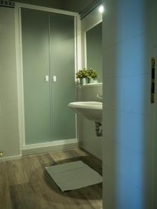 La salle de bains est pourvue d'un lavabo et d'un miroir. dans l'établissement Agriturismo La Montagnola, à Torgiano