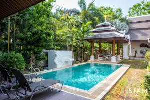 - une piscine dans un jardin avec un kiosque dans l'établissement Villa BangKao 3Br Pool & Walk to Beach, à Nathon Bay
