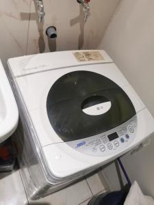 a washing machine with a cd on top of it at Cómodo departamento céntrico y cerca a lugares turísticos de la ciudad in Arequipa