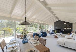 Χώρος καθιστικού στο 3900 Palm House on Cabrillo home +51 φωτογραφίες