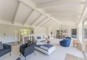 ein Wohnzimmer mit blauen Stühlen und einem Sofa in der Unterkunft 3900 Palm House on Cabrillo home in Pebble Beach