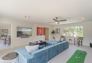 Χώρος καθιστικού στο 3900 Palm House on Cabrillo home