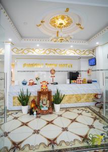 una camera d'albergo con un letto e un cartello sul soffitto di Phuong Thuy Hotel a Can Tho