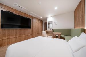 Televisyen dan/atau pusat hiburan di Simjak Hotel by Aank