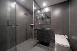 Bilik mandi di Simjak Hotel by Aank