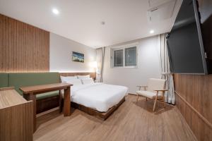 Televisyen dan/atau pusat hiburan di Simjak Hotel by Aank