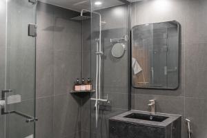 Bilik mandi di Simjak Hotel by Aank