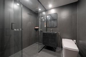 Bilik mandi di Simjak Hotel by Aank