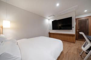 Televisyen dan/atau pusat hiburan di Simjak Hotel by Aank