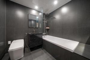 Bilik mandi di Simjak Hotel by Aank