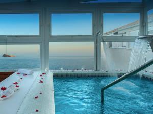 basen z widokiem na ocean w obiekcie Hotel Boutique Villa Venecia w mieście Benidorm
