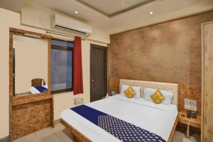 1 dormitorio con cama y ventana grande en SPOT ON Hotel Harmony en Muthiganj