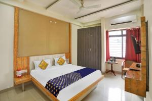 1 dormitorio con 1 cama grande en una habitación en SPOT ON Hotel Harmony en Muthiganj