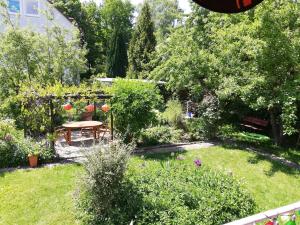 un jardín con una mesa de picnic y algunas plantas en Doppelzimmer, Sun & Moon en Schwäbisch Hall