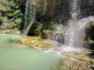 une cascade tombant dans une masse d'eau dans l'établissement Corleone GUESTHOUSE, à Corleone