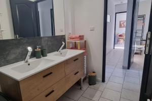 baño con lavabo y espejo grande en Belle maison 3 chambres - Jusqu'à 9 personnes - Ideal entre Collègues ou Famille -La Bohème -, en Saint-Seurin-sur-lʼIsle