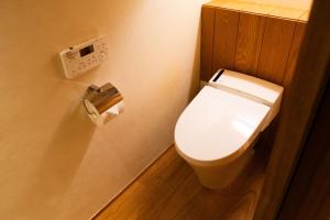 a toilet in a bathroom with a toilet paper dispenser at 京都　水凪庵　Kyoto Mizunagian in Giommachi