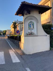 un bâtiment avec une fenêtre sur le côté d'une rue dans l'établissement La Culla del Mugello, à Scarperia