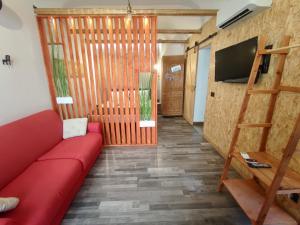 マリーナ・ディ・ラグーザにあるRagusa 2 al mareのリビングルーム(赤いソファ、薄型テレビ付)