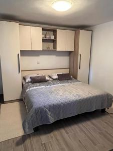 1 dormitorio con 1 cama grande y armarios blancos en MARILU en Korčula
