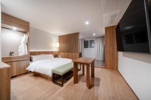 Postel nebo postele na pokoji v ubytování Simjak Hotel by Aank